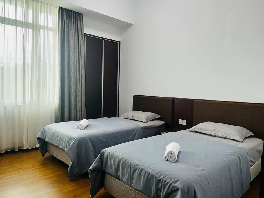 Bay Resort Condominium 3-Bedrooms With Swimming Pool Near The Seaside Miri Exterior foto